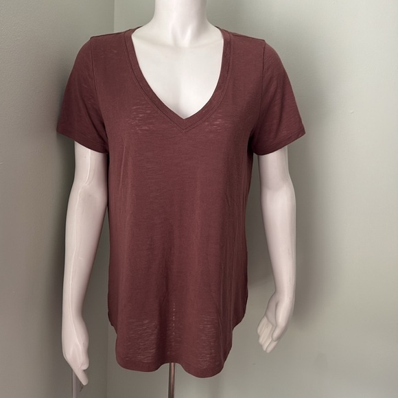 Athleta Breezy Scoop Short Sleeve V-Neck Knit Tee in Hearth Rose Size Medium - Picture 3 of 8